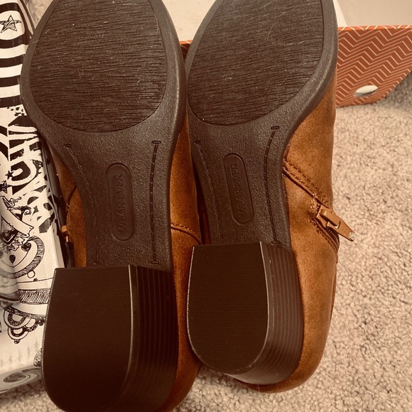 Rigby Saddle Brown ankle booties size 6.5 - Picture 2 of 3